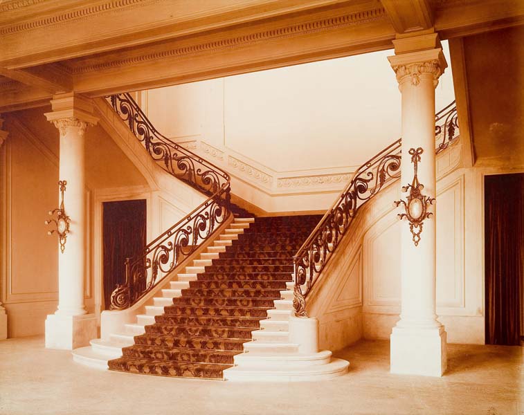 'Le grand escalier [rez-de-chaussée : n° 7].- Photographie ancienne, n.s., n.d., vers 1912. Tirage n. et b. d''après plaque de verre gélatino-bromure d''argent (négatif), 13 x 18 cm. (Musée municipal, Villa Montebello, Trouville-sur-Mer).'