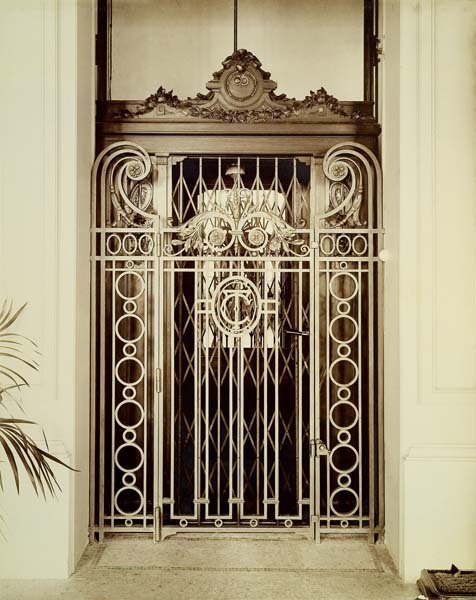 'Vue d''une cage d''ascenseur.- Photographie ancienne, n.s., n.d., vers 1912. Tirage n. et b. d''après plaque de verre gélatino-bromure d''argent (négatif), 13 x 18 cm. (Musée municipal, Villa Montebello, Trouville-sur-Mer).'