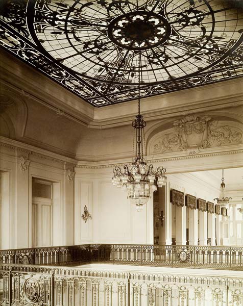 'Vue de l''atrium vue depuis le premier étage [1er étage : n° 42].- Photographie ancienne, n.s., n.d., vers 1912. Tirage n. et b. d''après plaque de verre gélatino-bromure d''argent (négatif), 13 x 18 cm. (Musée municipal, Villa Montebello, Trouville-sur-Mer).'