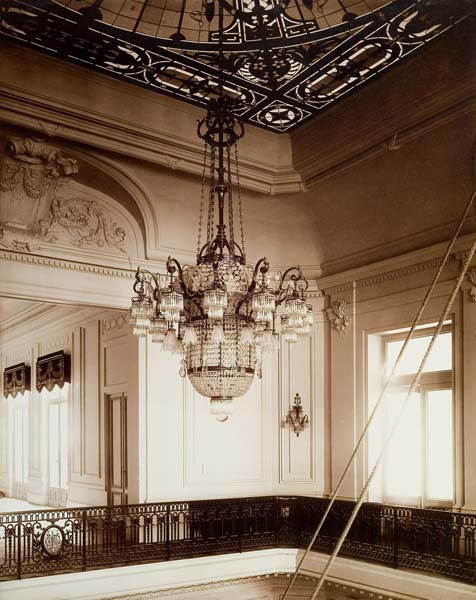 'Vue de l''atrium depuis le premier étage [1er étage : n° 42].- Photographie ancienne, n.s., n.d., vers 1912. Tirage n. et b. d''après plaque de verre gélatino-bromure d''argent (négatif), 13 x 18 cm. (Musée municipal, Villa Montebello, Trouville-sur-Mer).'