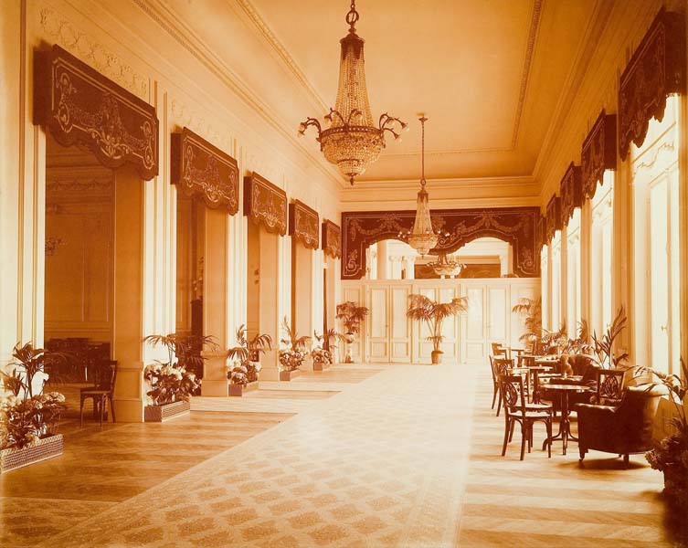 'Grande galerie du premier étage [1er étage : n° 32].- Photographie ancienne, n.s., n.d., vers 1912. Tirage n. et b. d''après plaque de verre gélatino-bromure d''argent (négatif), 13 x 18 cm. (Musée municipal, Villa Montebello, Trouville-sur-Mer).'