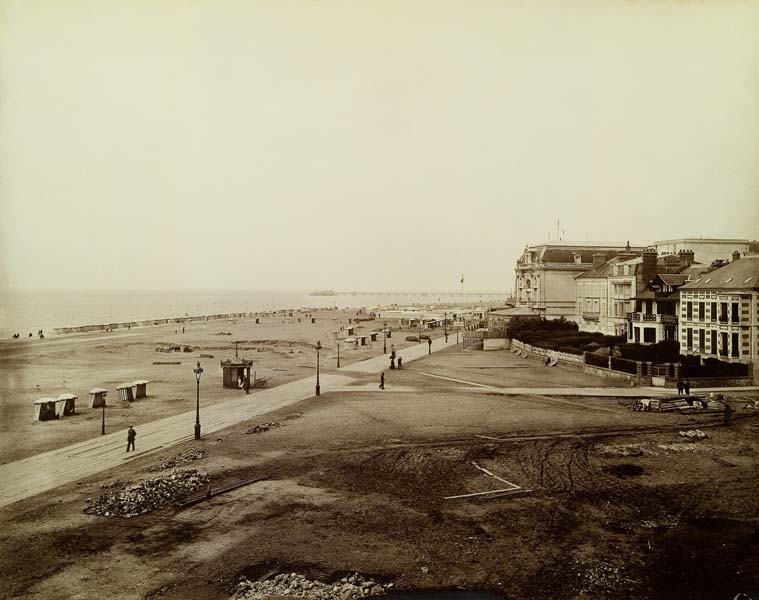 'Démolition des installations de l''Eden Casino vue depuis le casino.- Photographie ancienne, n.s., n.d., 1912. Tirage n. et b. d''après plaque de verre gélatino-bromure d''argent (négatif), 13 x 18 cm. (Musée municipal, Villa Montebello, Trouville-sur-Mer).'