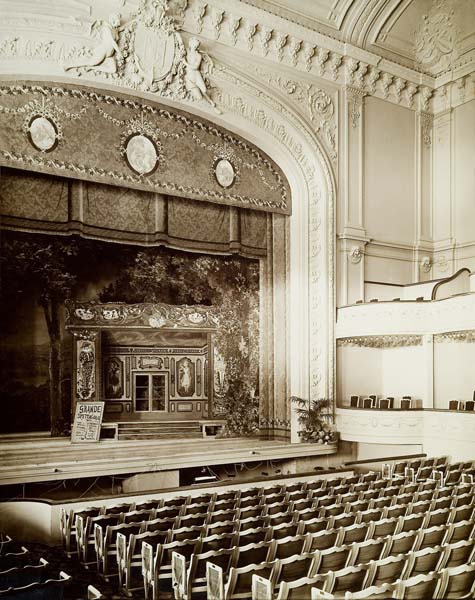 'La salle du théâtre [n° 9].- Photographie ancienne, n.s., n.d., vers 1912. Tirage n. et b. d''après plaque de verre gélatino-bromure d''argent (négatif), 13 x 18 cm. (Musée municipal, Villa Montebello, Trouville-sur-Mer).'