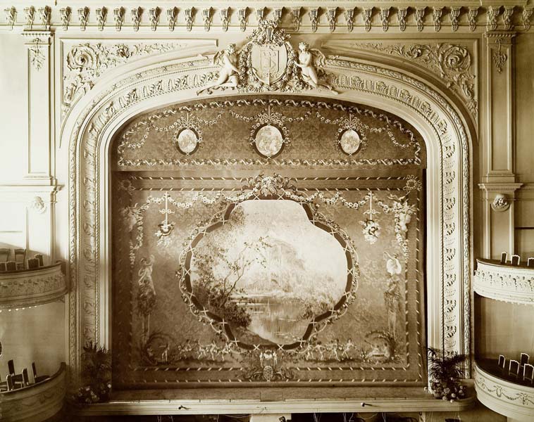 'La salle du théâtre, vue du rideau de scène [n° 9].- Photographie ancienne, n.s., n.d., vers 1912. Tirage n. et b. d''après plaque de verre gélatino-bromure d''argent (négatif), 13 x 18 cm. (Musée municipal, Villa Montebello, Trouville-sur-Mer).'