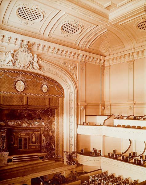 'La salle du théâtre [n° 9].- Photographie ancienne, n.s., n.d., vers 1912. Tirage n. et b. d''après plaque de verre gélatino-bromure d''argent (négatif), 13 x 18 cm. (Musée municipal, Villa Montebello, Trouville-sur-Mer).'