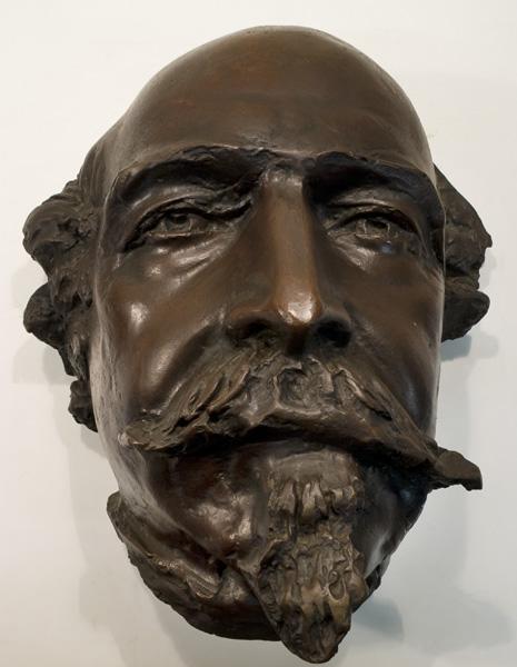 masque en bronze (patine brun-rouge) du duc de Morny (postérieur à 1965).