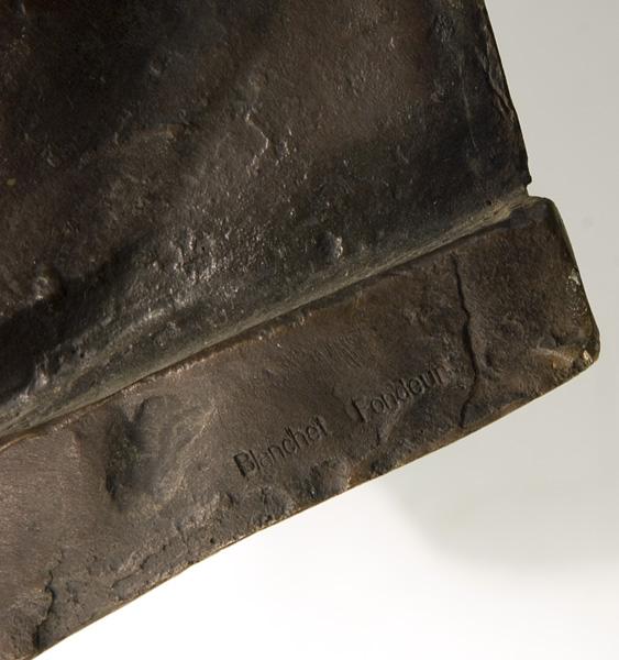Masque en bronze (patine brun-rouge) du duc de Morny (postérieur à 1965) : détail de la marque de fondeur.