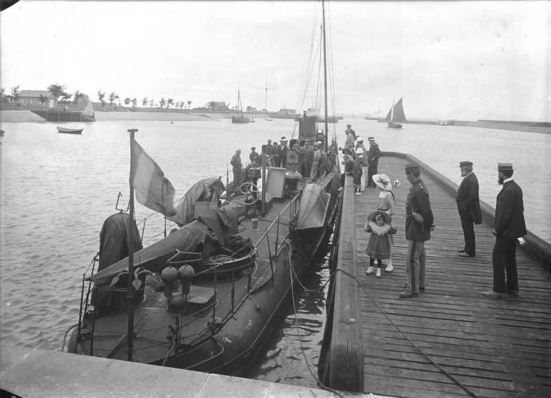 'Navire avec équipage.- Photographie ancienne par Séeberger frères, photographes, n.d., début du 20e siècle. Tirage contact d''après négatif sur plaque de verre, gélatino-bromure, n. et b. (Photothèque nationale, Paris. fonds Séeberger, cote : 1FS2058P).'