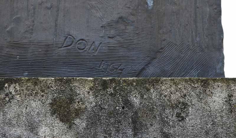 Profil gauche : détail de la signature du sculpteur ; date.