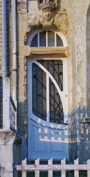 'Villa La Loggia, 31, rue Pasteur (cadastre A D 62), façade côté mer, détail, porte d''entrée.'