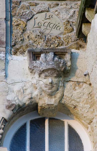 'Villa La Loggia, 31, rue Pasteur (cadastre A D 62), façade côté mer, détail, mascaron au-dessus de la porte d''entrée.'