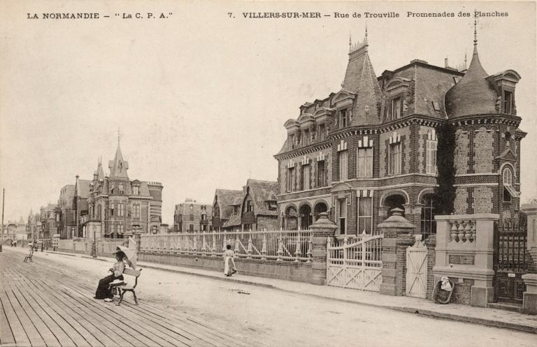 7. VILLERS-SUR-MER - Rue de Trouville Promenade des Planches, LA NORMANDIE  - "La C.P.A.".- Carte postale, s.d., 17,7 x 6,6 cm, 1er quart 20e siècle. (Collection particulière G. Vauclin).