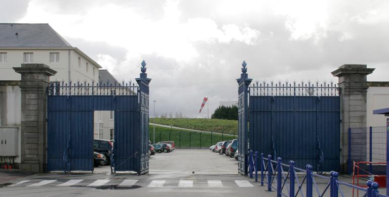 Portail interne à l'établissement, séparant deux zones du site Naval Group (au niveau de la porte du Midi), vue prise du nord. [Porte disparue en 2021]