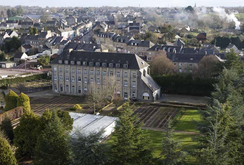 Bâtiment dit 'la Rose des Vents'. Vue prise de l'ouest, depuis le clocher.