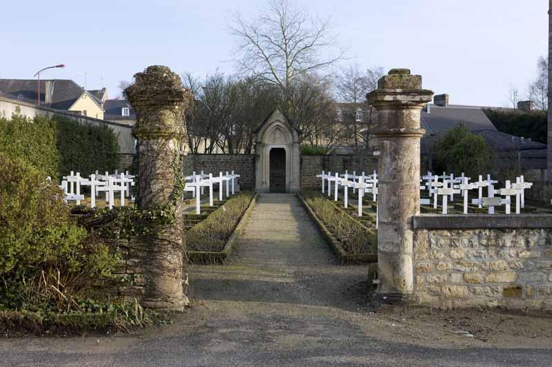 Cimetière. Vue d'ensemble prise du nord-ouest.