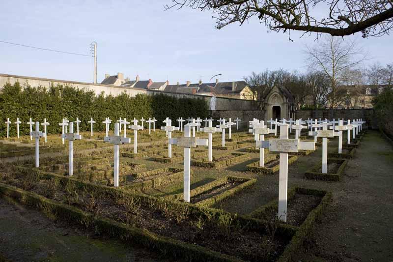 Cimetière. Vue d'ensemble prise de l'ouest.