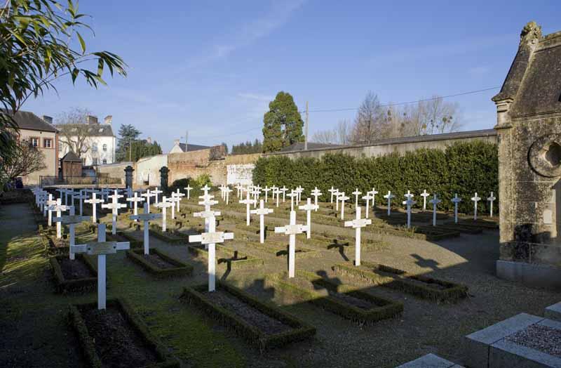 Cimetière. Vue d'ensemble prise du sud-est.