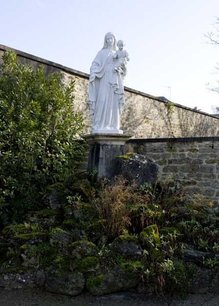 Cimetière. Vierge à l'Enfant, vue d'ensemble.