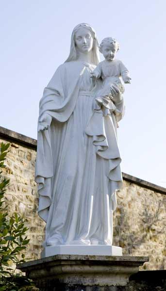 Cimetière. Vierge à l'Enfant.