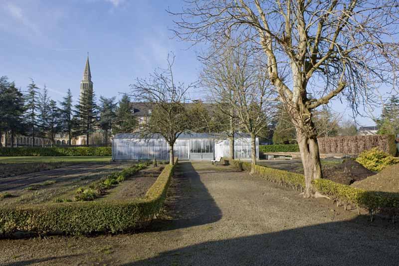 Jardin de la Communauté et serres. Vue prise de l'est.