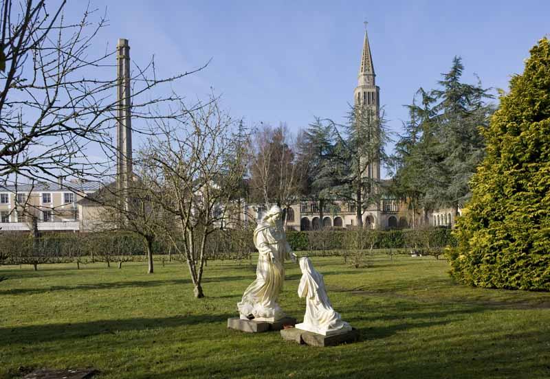 Jardin de la Communauté. Monument : Jésus et la donatrice. Vue d'ensemble.