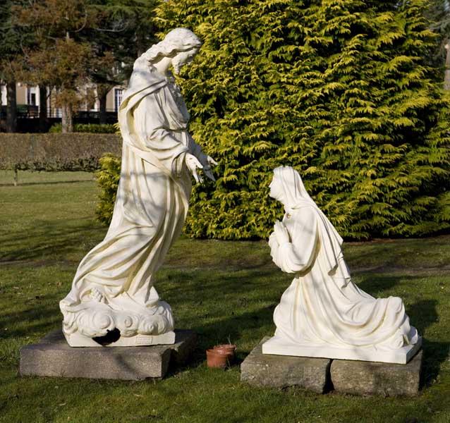 Jardin de la Communauté. Monument : Jésus et la donatrice. Vue d'ensemble.