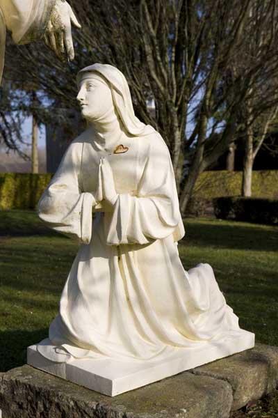 Jardin de la Communauté. Monument :Jésus et la donatrice. Détail : la donatrice.