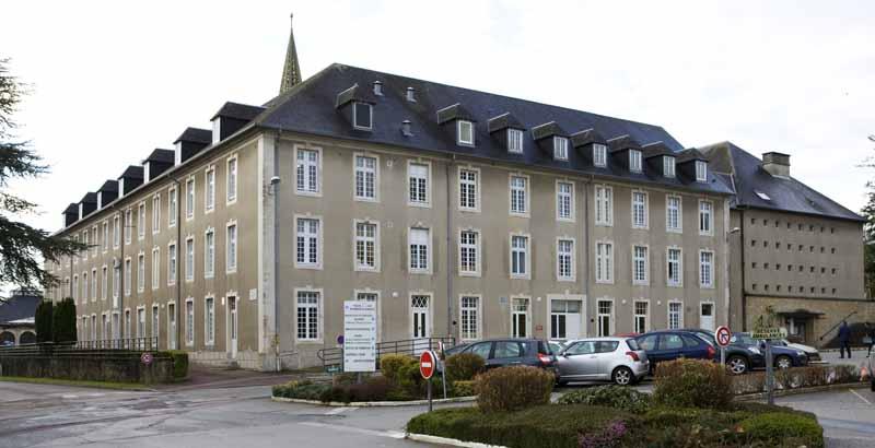 Bâtiment de la Maison de retraite 'Elisabeth de Surville', anciennement bâtiment de la Communauté. Vue d'ensemble du nord-est.