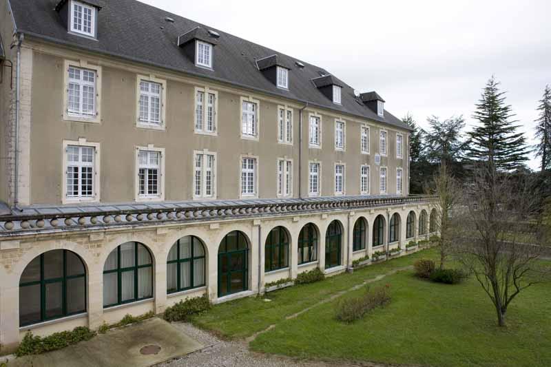 Bâtiment de la Maison de retraite 'Elisabeth de Surville', anciennement bâtiment de la Communauté et du cloître. Elévation sud.