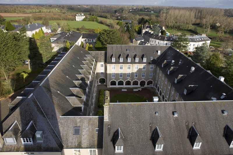 Bâtiment de la Maison de retraite 'Elisabeth de Surville', anciennement bâtiment de la Communauté et du cloître. Vue d'ensemble prise du sud-est, depuis le clocher.