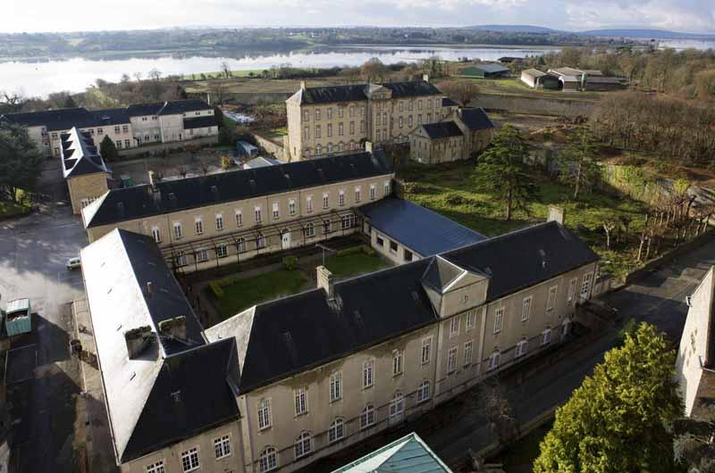 Vue partielle de l'établissement, prise du nord depuis le clocher : cour Sainte-Marie et bâtiments Saint-Yves et Sainte-Claire (1er plan), bâtiment dit Lourdes et bâtiment des bains-douches dit Sainte-Marie (en retrait à droite), bâtiment dit Le Médico (en retrait, à gauche).