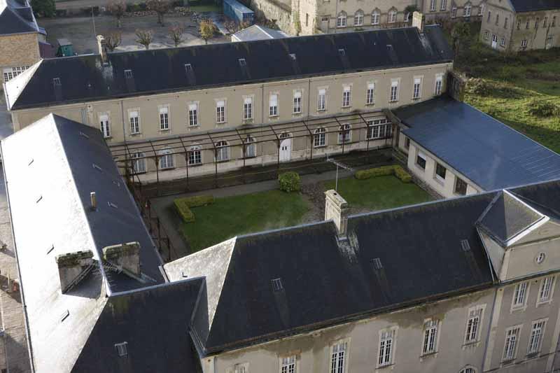 Cour Sainte-Marie et bâtiment dit 'Saint-Claire'. Vue prise du nord-est, depuis le clocher