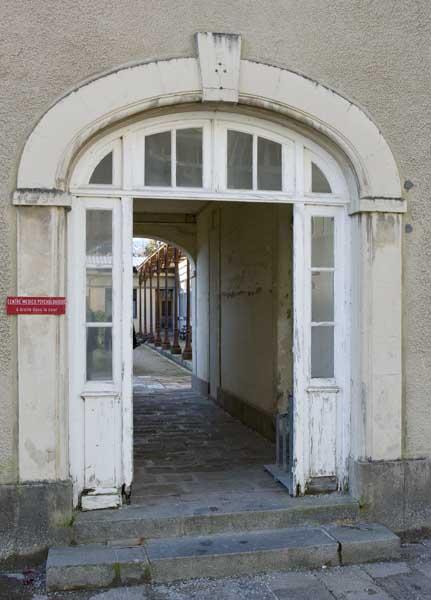 Cour Sainte-Marie. Elévation extérieure est. Détail : porte d'entrée.