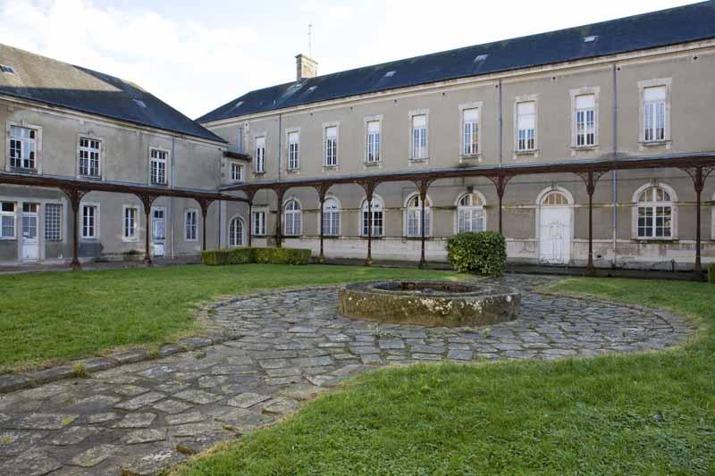 Cour intérieure Sainte-Marie. Vue intérieure, prise du sud. Détail : bâtiment dit 'Saint-Yves'.