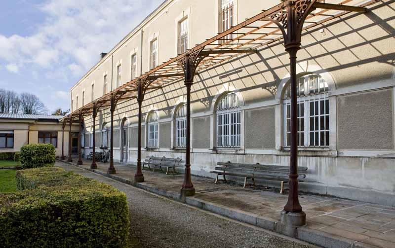 Cour intérieure Sainte-Marie. Vue intérieure, prise du sud. Bâtiment dit 'Saint-Yves', marquise.