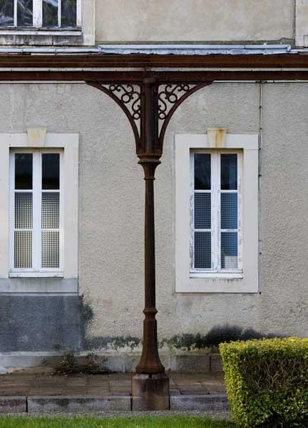 Cour intérieure Sainte-Marie. Vue intérieure, prise du sud. Bâtiment dit 'Saint-Yves'. étail de la marquise.
