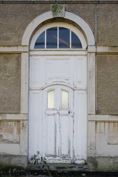 Cour intérieure Sainte-Marie. Vue intérieure, prise du sud. Bâtiment dit 'Saint-Yves'. Détail : porte d'entrée.