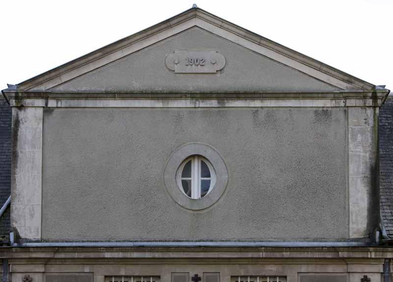 Bâtiment dit 'Saint-Yves', élévation nord. Détail : date portée (1902).