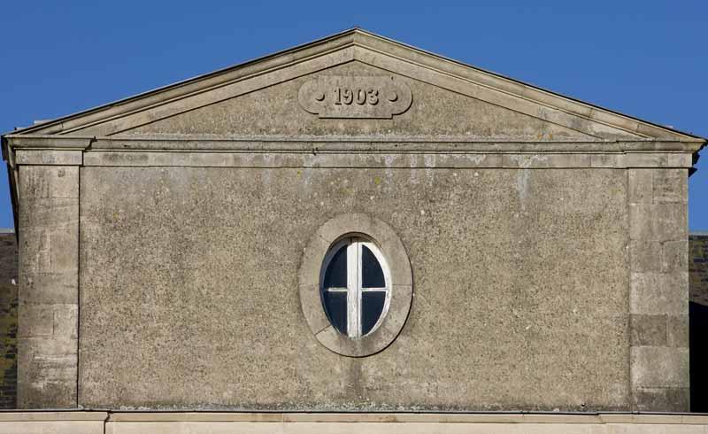 Bâtiment dit 'Sainte-Claire'. Elévation sud. Détail : date portée (1903).