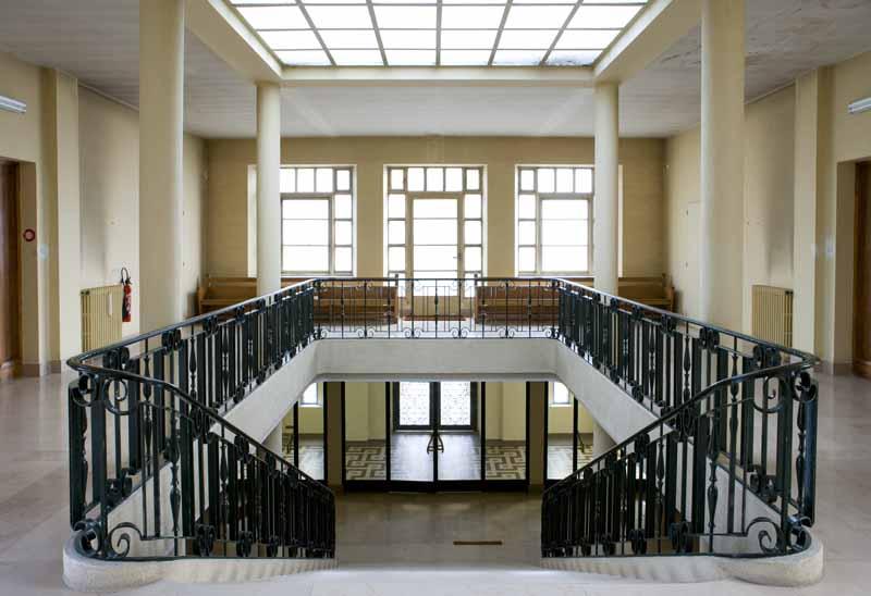 Chapelle du Bon Sauveur, vue intérieure : escalier d'honneur. Rampe d'escalier en fer forgé, réalisée par l'atelier parisien du décorateur Raymond Subes.