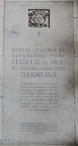 Chapelle du Bon Sauveur, vue intérieure : plaque funéraire de la Révérende Mère Feuillie de Riou, fondatrice de la Communauté.
