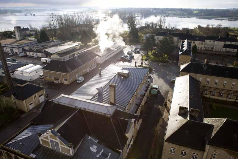 Vue partielle de l'établissement, prise du nord-ouest depuis le clocher : cour Sainte-Marie (angle droit), bâtiment dit Le Médico (en retrait de la cour Sainte-Marie), cuisine centrale (1er plan), chaufferie et sa cheminée (1er plan à gauche), cantine et blanchisserie (à gauche de l'allée-parking), remise et garage (en retrait de la cantine et de la blanchisserie).