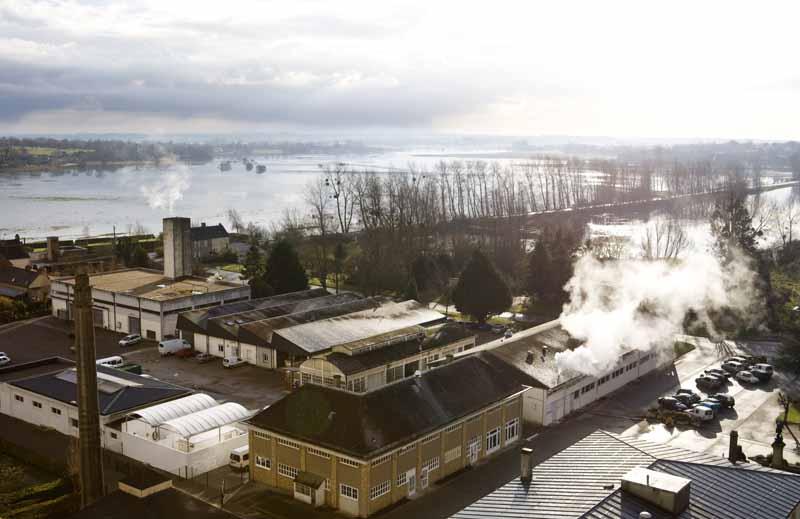 Vue partielle de l'établissement, prise depuis la tour du clocher : blanchisserie (1er plan, à doite), cantine (1er plan, à gauche), atelier et garage (en retrait de la blanchisserie et de la cantine) et cheminée de la chaufferie (angle gauche).