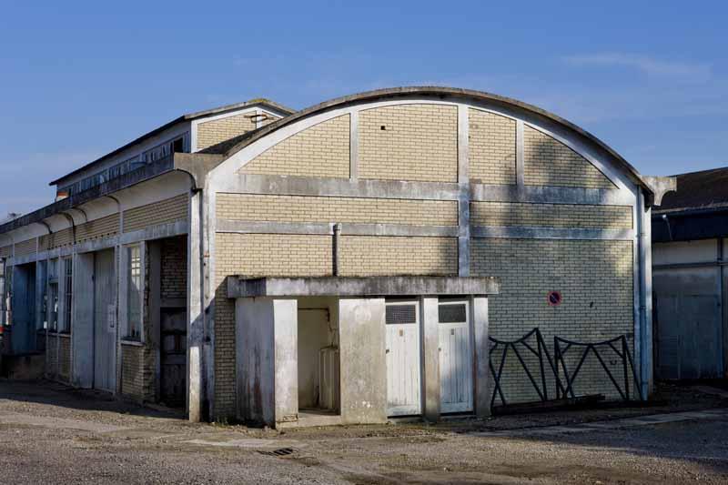 Atelier et garage. Vue prise du sud.