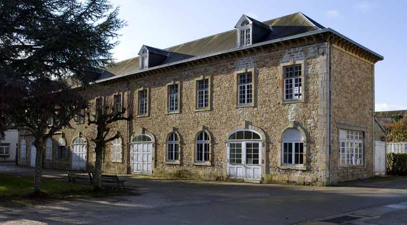 Bâtiment dit 'le Médico' (bâtiment qui accueillait à l'origine des enfants, puis les caves, puis des ateliers, aujourd'hui lieu de stockages divers). Vue prise du nord-est.