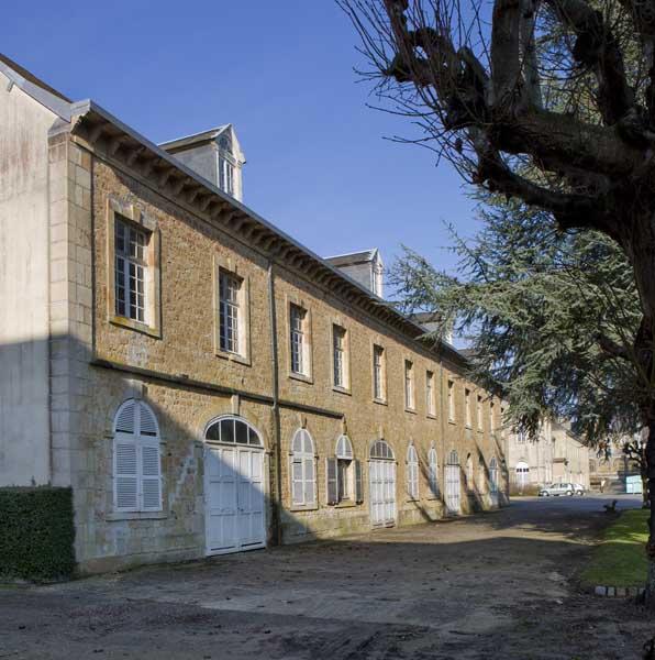 Bâtiment dit 'le Médico' (bâtiment qui accueillait à l'origine des enfants, puis les caves, puis des ateliers, aujourd'hui lieu de stockages divers). Vue prise du sud-est.