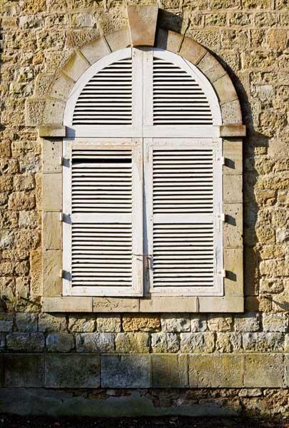 Bâtiment dit 'le Médico' (bâtiment qui accueillait à l'origine des enfants, puis les caves, puis des ateliers, aujourd'hui lieu de stockages divers). Elévation est. Détail d'une fenêtre du rez-de-chaussée.
