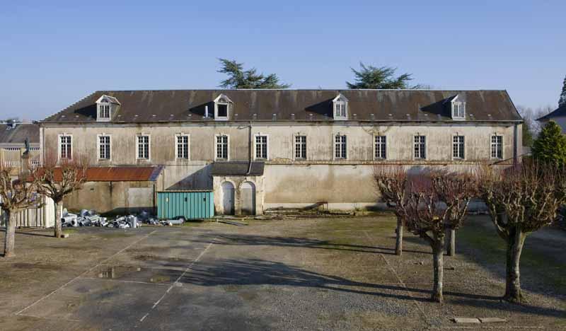 Bâtiment dit 'le Médico' (bâtiment qui accueillait à l'origine des enfants, puis les caves, puis des ateliers, aujourd'hui lieu de stockages divers). Vue prise de l'ouest.
