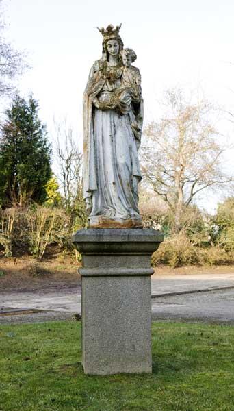 Bâtiment 'le Bon Secours'. Cour : statue de la Vierge à l'Enfant