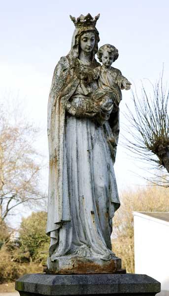 Bâtiment 'le Bon Secours'. Cour : statue de la Vierge à l'Enfant